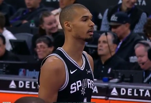 Kaiyuan Cards Game-轻松两分我不要！文班切入空篮没上进 自投自抢抛投2+1带队12-0！