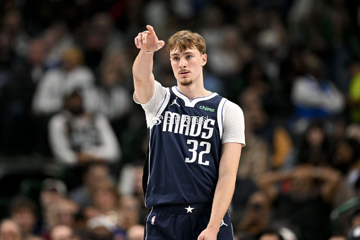 雄鹿狂飙20记三分血洗独行侠，库兹马复出20分！弗拉格空砍19+10|罗林斯|外线|密尔沃基雄鹿队|达拉斯独行侠队|约什-格林_新浪体育_新浪新闻